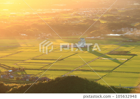 Houki Daisen and rural scenery in the summer sky in Tottori Prefecture Houki Daisen and rural scenery in the summer sky in Tottori Prefecture 105632948