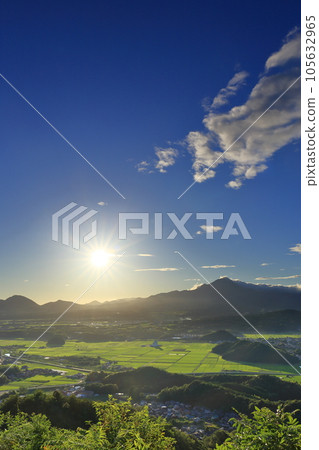 Houki Daisen and rural scenery in the summer sky in Tottori Prefecture 105632965