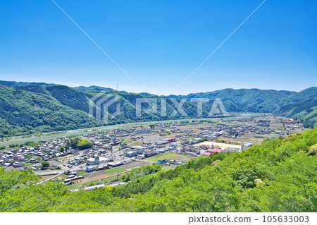 [Overlooking the Suiso Plain from the Chausuyama Castle Ruins Observatory (Yoshii Shiroyama Park)] Suiso, Akaiwa City, Okayama Prefecture 105633003