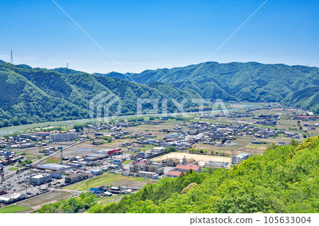 [Overlooking the Suiso Plain from the Chausuyama Castle Ruins Observatory (Yoshii Shiroyama Park)] Suiso, Akaiwa City, Okayama Prefecture 105633004