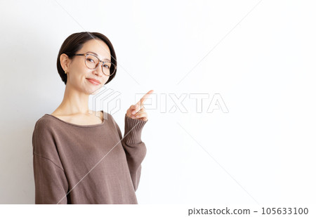 Middle female portrait 105633100