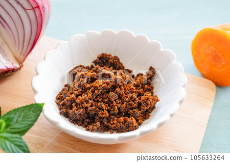 flaky curry powder flaky curry powder 105633264