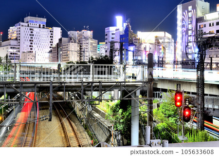 從池袋大橋看到的池袋站方向的JR和私營鐵路線的夜景 從池袋大橋看到的池袋站方向的JR和私營鐵路線的夜景 105633608