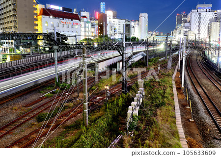 從池袋大橋看到的池袋站方向的JR和私營鐵路線的夜景 從池袋大橋看到的池袋站方向的JR和私營鐵路線的夜景 105633609