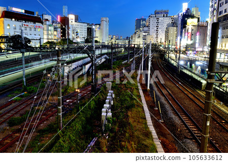 Night view of JR and private railway lines in the direction of Ikebukuro Station seen from Ikebukuro Ohashi Bridge 105633612