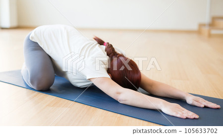 Pregnant woman is engaged in yoga 105633702