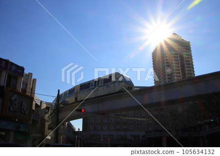 The city skyline with the sun shining and the Koala train on the Yamaman Yukarigaoka Line [At Yukarigaoka, Sakura City, Chiba Prefecture] 105634132