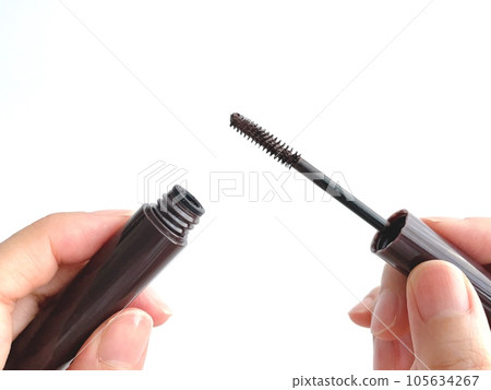 有睫毛膏的女人的手 105634267