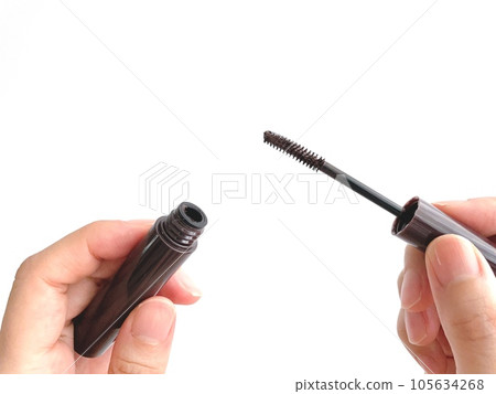 有睫毛膏的女人的手 105634268