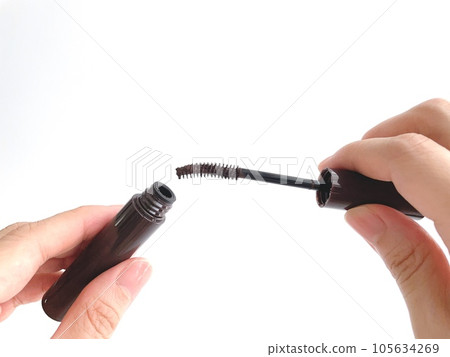有睫毛膏的女人的手 105634269