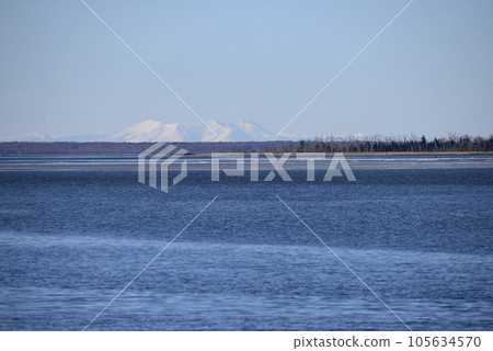冬天的風蓮湖和知床山脈 冬天的風蓮湖和知床山脈 105634570