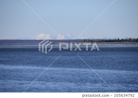 冬天的風蓮湖和知床山脈 105634792