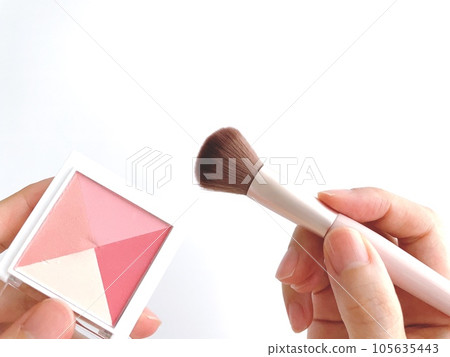 有腮紅和化妝刷的女人的手 105635443