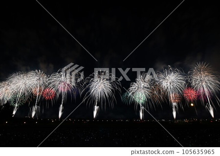 長岡煙火鳳凰和普通 3 尺玉 長岡煙火鳳凰和普通 3 尺玉 105635965