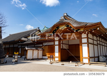 藍天映襯下的名古屋城塔 105636079