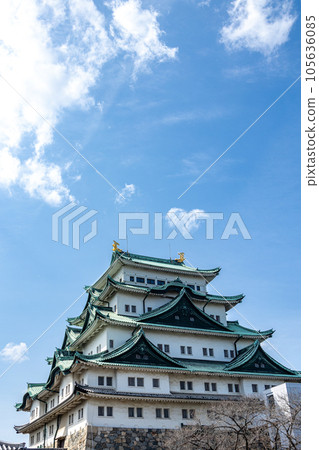 Nagoya Castle tower against the blue sky 105636085