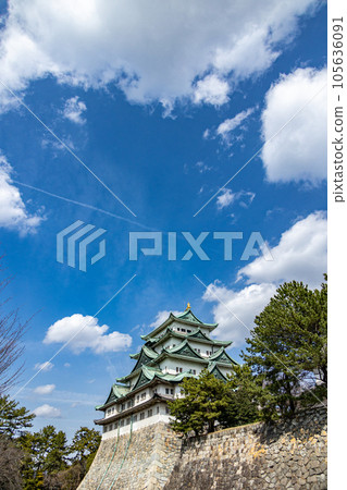 藍天映襯下的名古屋城塔 藍天映襯下的名古屋城塔 105636091