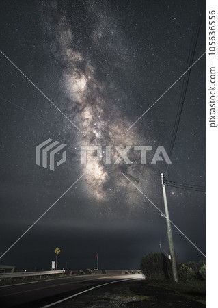 前方的銀河系看起來像一條曲線 前方的銀河系看起來像一條曲線 105636556