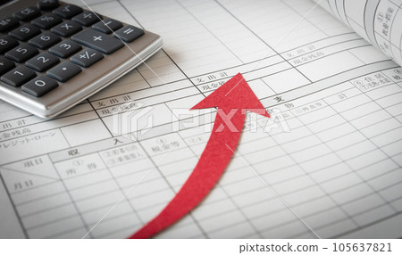 家庭賬本和上升箭頭 家庭預算管理 收支 105637821