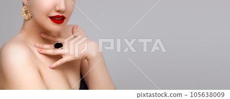 Beautiful girl with jewelry . A set of jewelry for 105638009