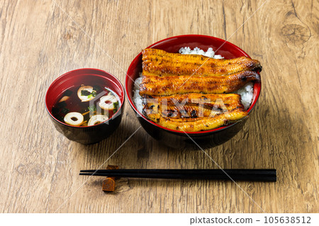 Eel and rice in a lacquered box 105638512