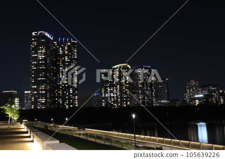 Night view of high-rise apartments in Toyosu, Tokyo 105639226