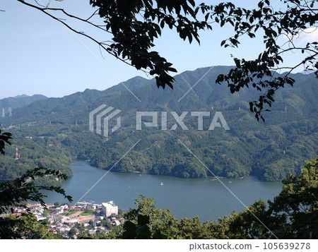 從山上看到的相模湖 105639278