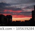 天空被城市的夕陽染紅 105639284