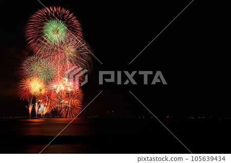 絢麗的煙火為夏日的夜空增添色彩 絢麗的煙火為夏日的夜空增添色彩 105639434