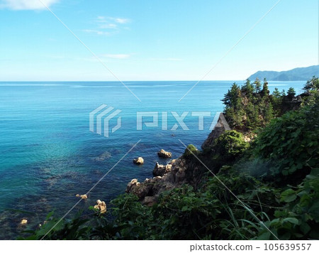 日本海沿岸有突出的岩石 105639557