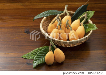 把它放在濾鍋裡,加入葉子。 把它放在濾鍋裡,加入葉子。 105641235