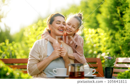 family drinking tea in the garden 105641811