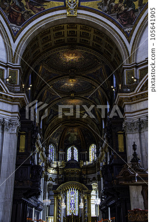 A view from St Paul's Cathedral in London 105641905