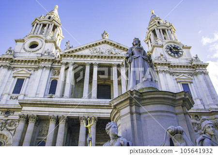 A view from St Paul's Cathedral in London 105641932