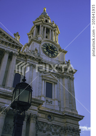 A view from St Paul's Cathedral in London 105641935