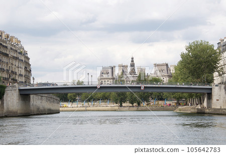 聖路易橋(Pont Saint-Louis),位於法國巴黎第四區,橫跨塞納河,連接西岱島和聖路易島 聖路易橋(Pont Saint-Louis),位於法國巴黎第四區,橫跨塞納河,連接西岱島和聖路易島 105642783