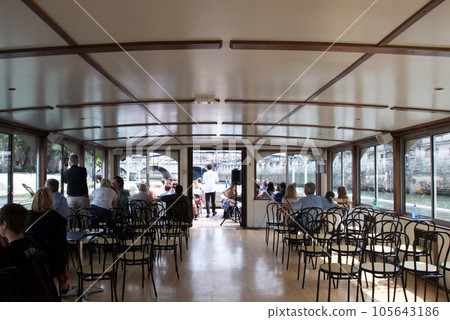 巴黎左岸利奧波德·塞達爾·桑戈爾大橋附近河岸出發的“塞納河遊輪”內景 105643186