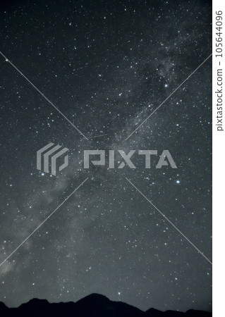 Hakushu Town, Hokuto City, the Milky Way rising from the Southern Alps and the Summer Triangle 105644096