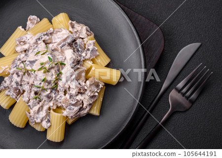 Delicious fresh pasta with champignon mushrooms in a creamy sauce Delicious fresh pasta with champignon mushrooms in a creamy sauce 105644191
