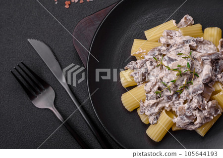 Delicious fresh pasta with champignon mushrooms in a creamy sauce 105644193