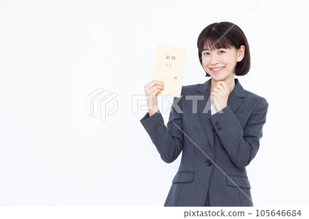 三十多歲的女商人在白色背景前拿著工資袋思考 105646684