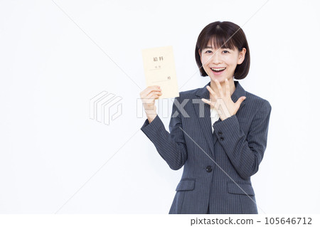 Surprised business woman in her thirties holding a pay bag in front of a white background 105646712