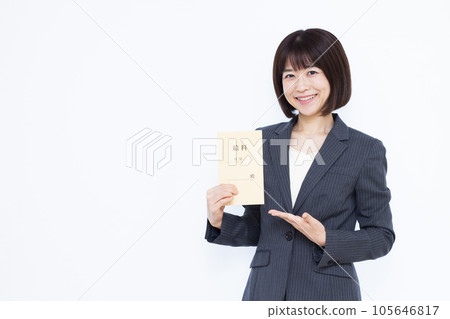Working woman in her thirties holding a pay bag in front of a white background Working woman in her thirties holding a pay bag in front of a white background 105646817