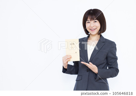 Working woman in her thirties holding a pay bag in front of a white background 105646818