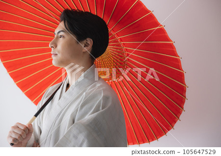 一個穿著和服的男人，一把日本傘 105647529