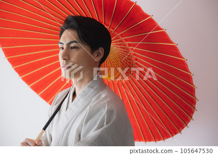 一個穿著和服的男人，一把日本傘 105647530