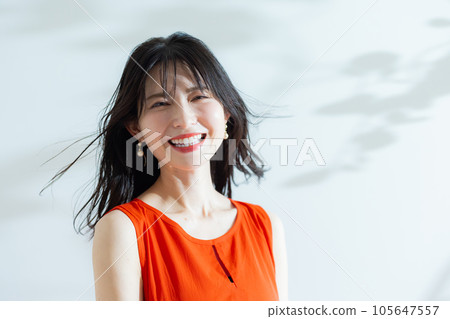 一名身穿紅色連衣裙的中年婦女 一名身穿紅色連衣裙的中年婦女 105647557