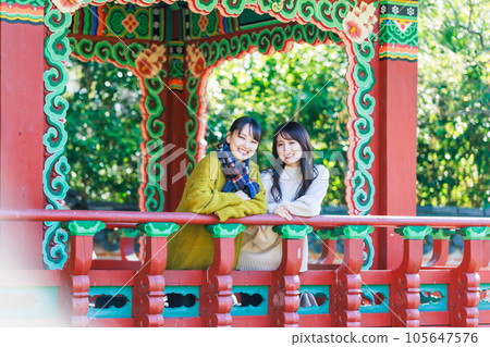 與朋友一起享受觀光的年輕女子 105647576