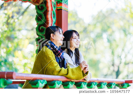 與朋友一起享受觀光的年輕女子 與朋友一起享受觀光的年輕女子 105647577