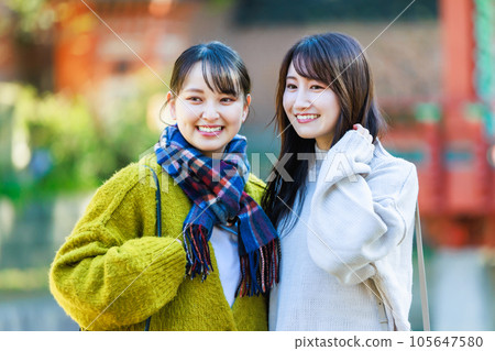 Young woman enjoying sightseeing with friends 105647580